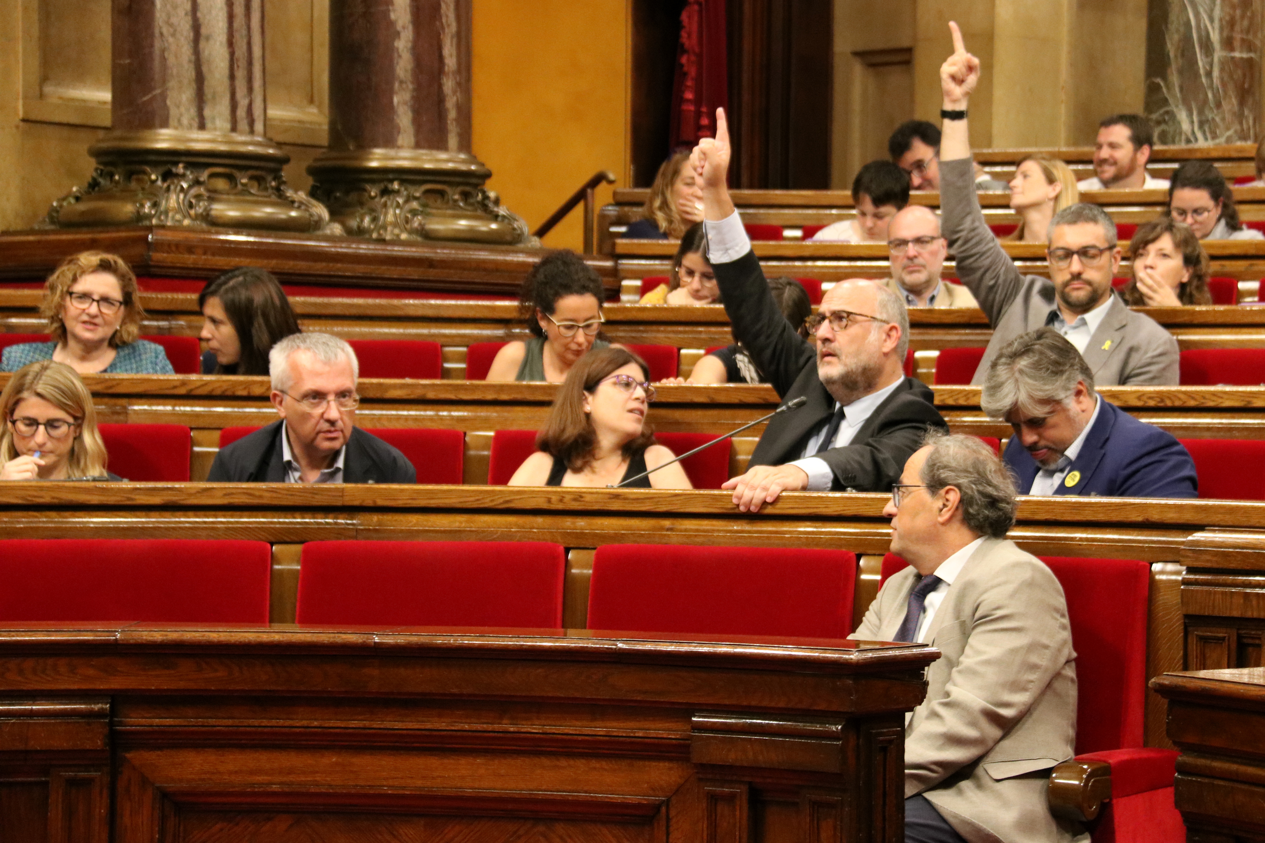 Catalan politicians voting during the Parliament's plenary session (ACN/Marta Sierra)